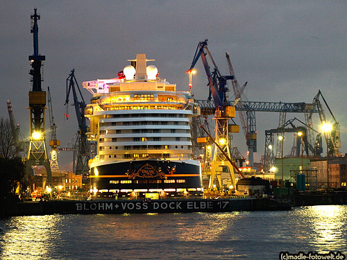 Disney Dream Kreuzfahrtschiff in Hamburg_B229095